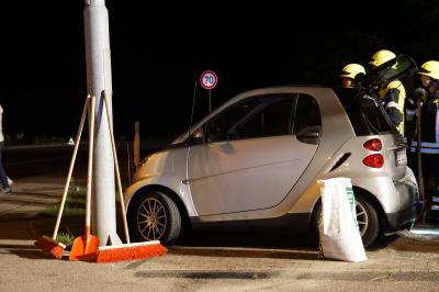 Smart Fahrer uebersieht BMW - 3 leicht verletzte bei Nufringen 